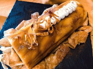 Buche tatin faite maison, au caramel beurre salé, pommes golden, et crémeux vanille de Madagascar