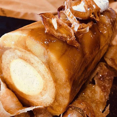 Buche tatin, aux pommes caramélisées au four, avec un insert crémeux à la vanille, enveloppé dans un biscuit joconde et mousse au skyr