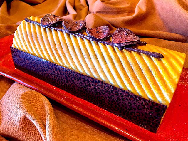 buche de Noël, aux fruits de la passion, mangue et framboise, mousse bavaroise