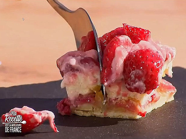 Tarte calisson d’auteur : pâte sucrée, crémeux calisson, mousse aérienne, fraises Charlotte et curd citron, signée Accro de gâteaux à Hyères