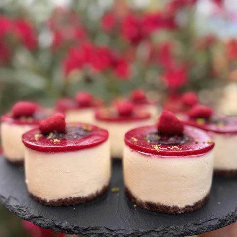 Cheesecake aux fruits rouges et noirs, posé sur un sablé breton avec coulis de fruits