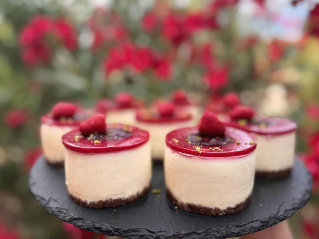 Cheesecake aux fruits rouges et noirs, posé sur un sablé breton avec coulis de fruits