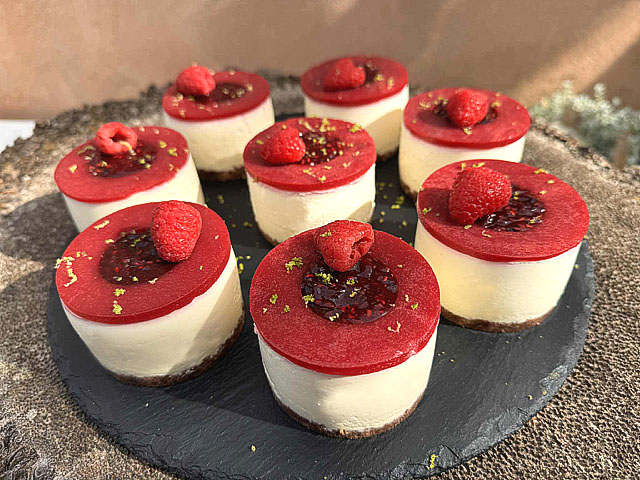 Cheesecake individuel sur sablé breton, garni d’une compotée de fruits rouges et noirs, crème au fromage frais citronnée et gelée de framboises en finition
