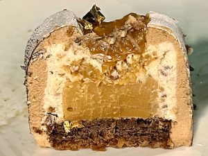 Entremets au caramel beurre salé, façon snickers, avec du nougat et ganache chocolat au lait caramel