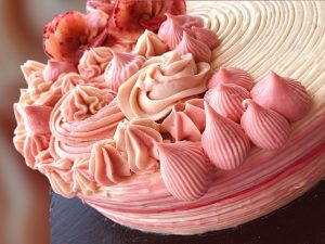 alt="Un merveilleux gâteau d'anniversaire au citron et ganache chocolat,fait à Hyères. Une pâtisserie originale pour les gourmands