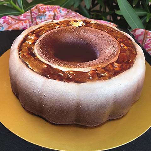 Entremets snickers aux cacahuètes, nougat, chocolat au lait et caramel au beurre salé