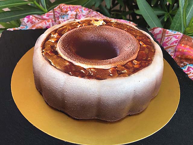 Entremets snickers aux cacahuètes, nougat, chocolat au lait et caramel au beurre salé