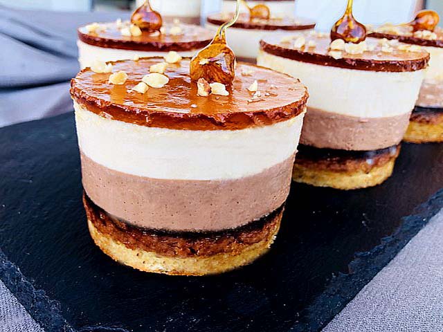 Goutez à cet entremets, frais et léger , composé d'un biscuit Joconde aux noisettes, d'un crémeux café, et d'une mousse bavaroise, cachant un praliné noisette, couronné d'une gelée au marsala