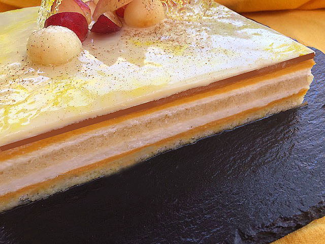 Entremets estival décoré de morceaux de pêches et nectarines, pâtisserie maison facile et élégante 