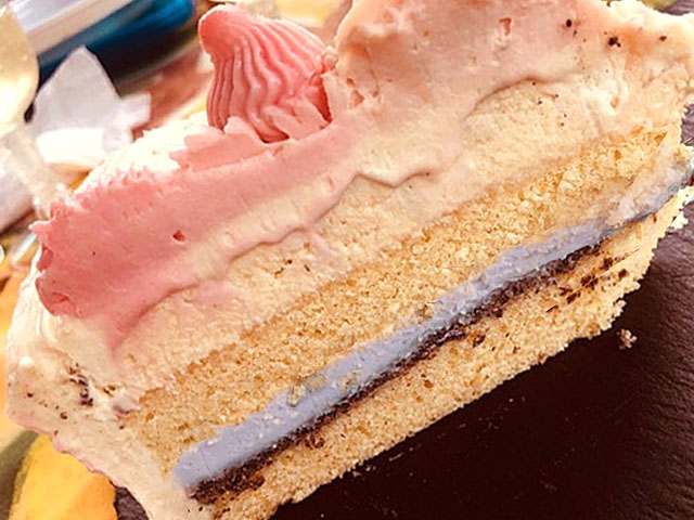 Dessert élégant et floral : entremets au citron, miel de lavande et sésame noir, avec ganache montée au chocolat blanc et thé vert citron gingembre