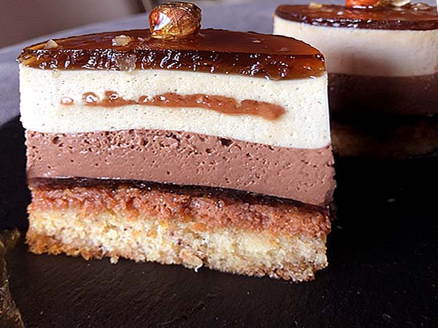 Entremets individuel café noisette au design graphique avec mousse bavaroise et noisettes caramélisées