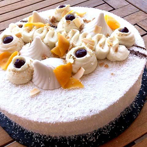 Entremets d'été, mangue passion framboises, fruits exotique avec une dacquoise noisette et coco