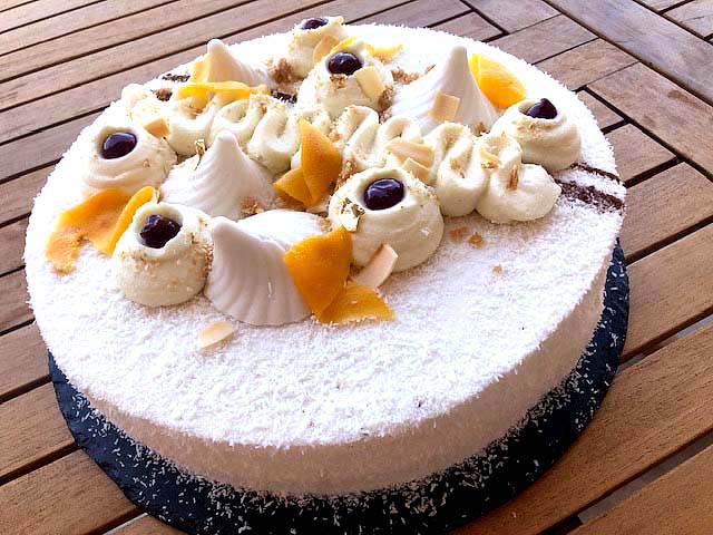 Entremets d'été, mangue passion framboises, fruits exotique avec une dacquoise noisette et coco