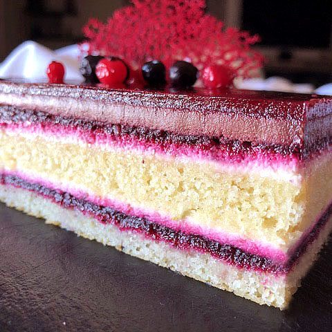 Opéra au chocolat, fruits rouges, fromage blanc, avec un glaçage framboise