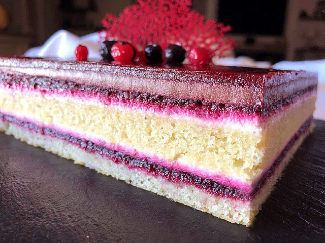 Opéra au chocolat, fruits rouges, fromage blanc, avec un glaçage framboise