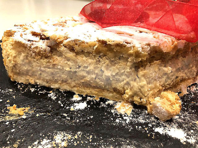 Gâteau traditionnel lorrain Saint-Epvre : meringue italienne, crème nougatine, biscuit succès et macarons aux amandes effilées