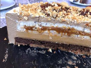 Entremets au caramel beurre salé, façon snickers, avec du nougat et ganache chocolat au lait caramel