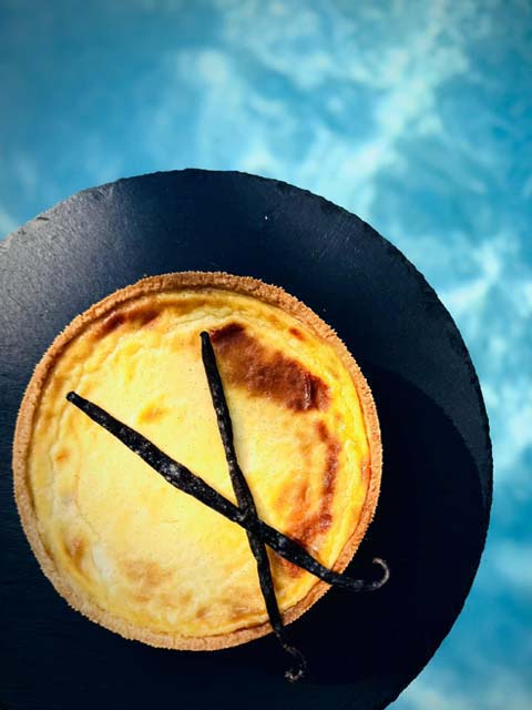 Flan pâtissier vanille et mirabelle sur pâte sucrée croustillante, dessert artisanal fruité et fondant