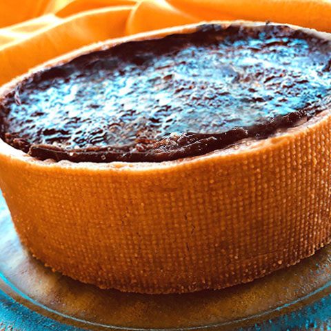 Flan pâtissier, parisien, à la noix de coco et chocolat, sur un fond de pâte brisée. Un flan gourmand aux saveurs exotiques