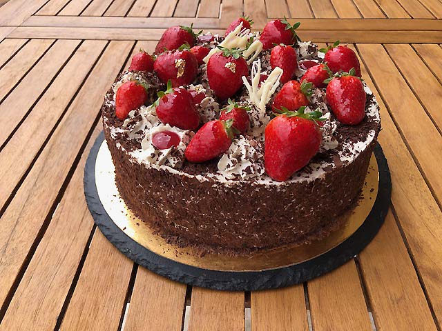 Entremets chocolat et fraise : génoise cacao, insert fraise, mousse aux deux chocolats et chantilly mascarpone, création originale
