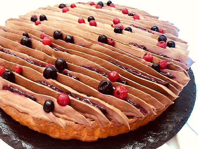 Dessert raffiné : tarte au fromage blanc, fruits rouges acidulés, ganache hibiscus florale et pâte sucrée au citron vert