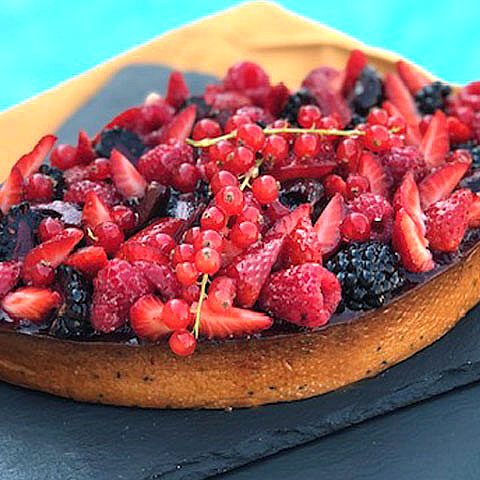 Tarte aux fruits rouges, pistache, et fromage blanc.Pâte sucrée aux amandes