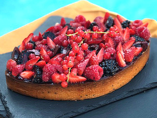 Tarte aux fruits rouges, pistache, et fromage blanc.Pâte sucrée aux amandes