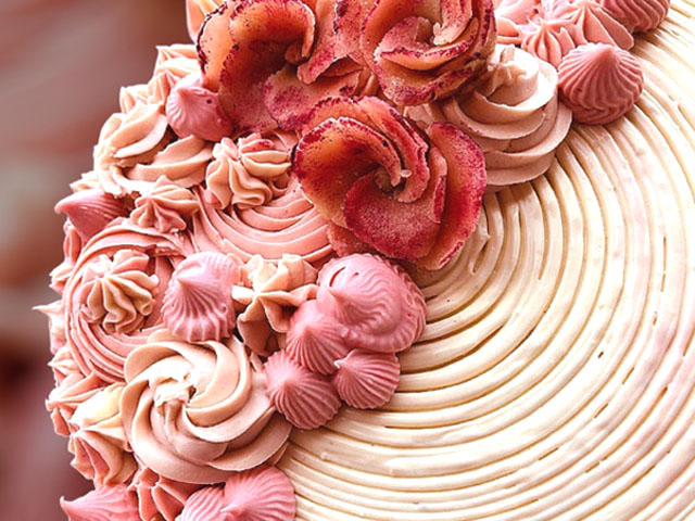 Entremets raffiné au citron et miel de lavande : biscuit madeleine citron, mousse onctueuse, croustillant sésame noir et ganache aérienne au thé vert gingembre