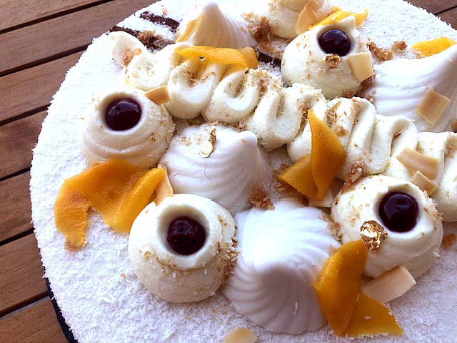 Entremets exotique mangue coco : dacquoise noisette, feuillantine coco, mousse aérienne, insert framboise-passion et namelaka coco