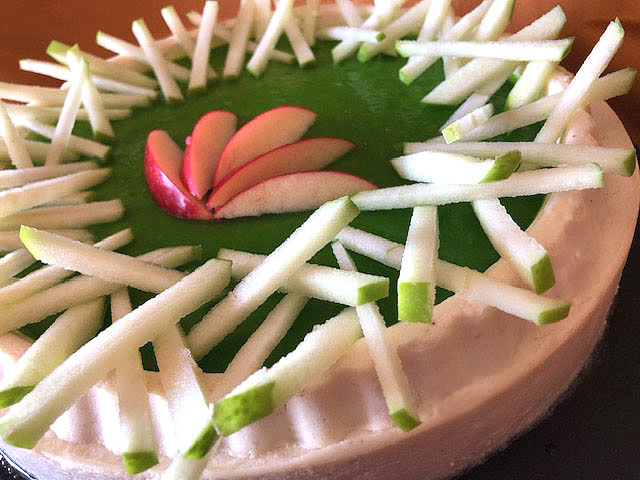 Entremets pomme caramel tonka : biscuit dacquoise, crémeux caramel, compotée de pommes, crème bavaroise et gel pomme Granny Smith