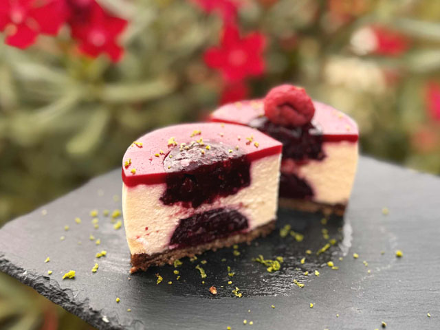 Dessert élégant et fruité : cheesecake au citron vert, base sablé breton croustillante, cœur compotée acidulée et disque de gelée framboise décoratif