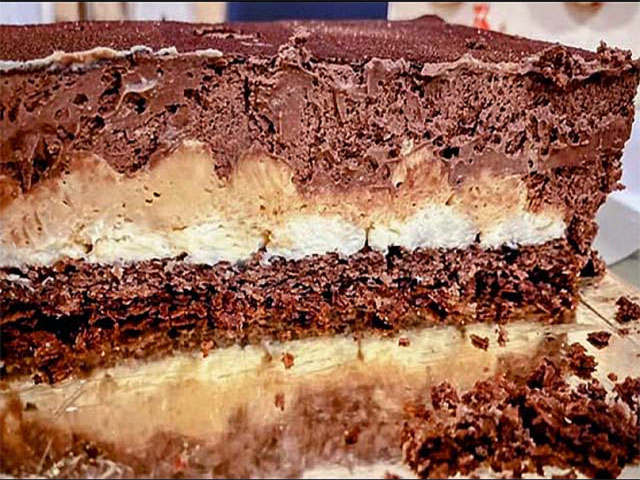 Gâteau d’anniversaire au chocolat et coco : mousse chocolat noir, caramel coco, crémeux exotique et croustillant gavotte, signé Accro de gâteaux à Hyères