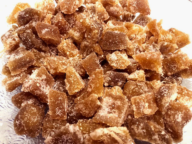 Dessert original et épicé : tarte au gingembre frais et confit, crème pâtissière parfumée, meringue italienne au gingembre et pâte feuilletée croustillante