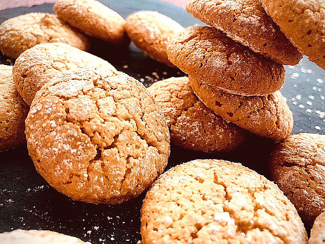 De vrais macarons lorrains, de Nancy, onctueux et croquants, au bon gout d'amandes et de vanille. Un biscuit chaleureux pour la famille