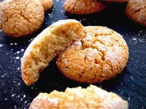 De délicieux biscuits de Nancy, les fameux macarons croquants