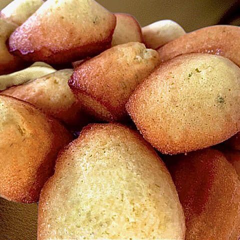 Biscuit madeleines, fondantes et agrémentées de zestes de citrons verts. Une recette irrésistible pour de bonnes madeleines