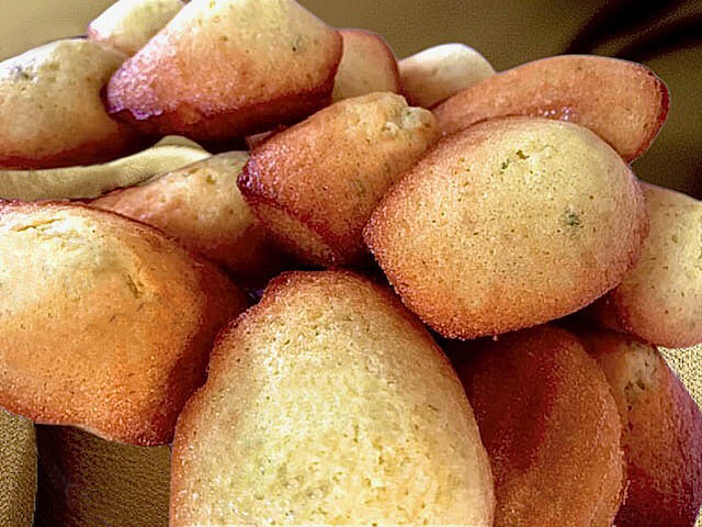 Biscuit madeleines, fondantes et agrémentées de zestes de citrons verts. Une recette irrésistible pour de bonnes madeleines