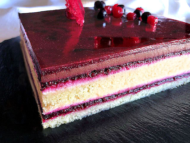 Entremets façon Opéra revisité : biscuit amande-chocolat, compotée de fruits rouges, crème fromage blanc citron vert gin et glaçage framboise