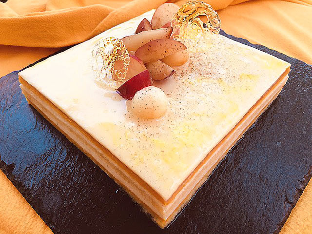 Opéra aux pêches plates et nectarines, dessert frais et fruité pour l’été 