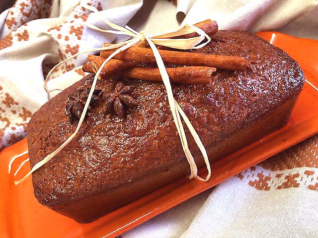 Pain d’épices moelleux aux saveurs de Noël, parfumé au miel de châtaignier, cannelle, muscade, anis et écorces d’agrumes, nappé d’un sirop léger pour une finition brillante et gourmande