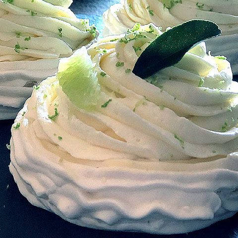 Pavlova aux agrumes Kalamansi, avec une meringue suisse, un crémeux à la citronnelle, agrémenté de rhum ambré