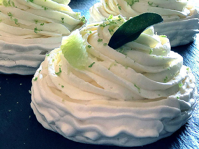 Pavlova aux agrumes Kalamansi, avec une meringue suisse, un crémeux à la citronnelle, agrémenté de rhum ambré