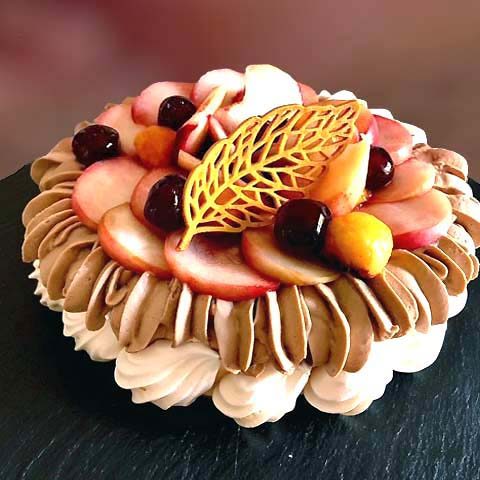 Pavlova aux Amarena, ganache montée au chocolat au lait et chantilly