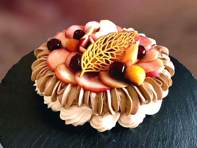 Pavlova aux Amarena, ganache montée au chocolat au lait et chantilly