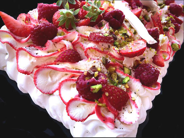 Pavlova revisitée : meringue suisse, compotée citron, namelaka pistache, compotée fraise-framboise et chantilly bergamote