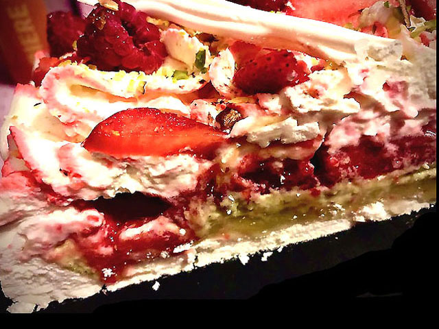 Dessert gourmand et technique : pavlova meringue suisse, insert citron, ganache pistache chocolat blanc, fruits rouges et crème bergamote