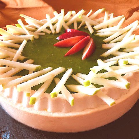 Gâteau aux pommes, crème bavaroise et fève de tonka, gel de pomme granny smith