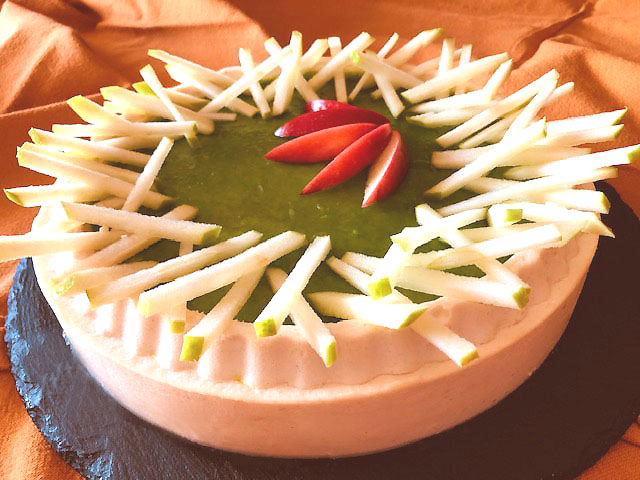 Gâteau aux pommes, crème bavaroise et fève de tonka, gel de pomme granny smith