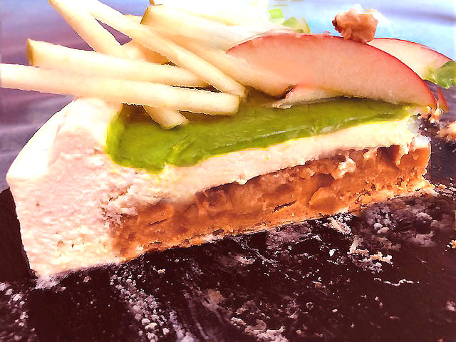Dessert raffiné aux pommes : insert caramel tonka, brunoise flambée, mousse bavaroise et gel pomme citron vert, signé Accro de gâteaux à Hyères