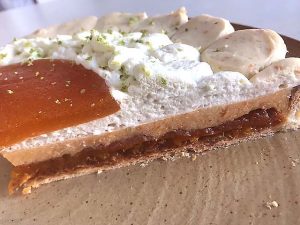 Tartre abricot menthe, chantilly, avec abricots pochés, ganache au chocolat blanc et poivre